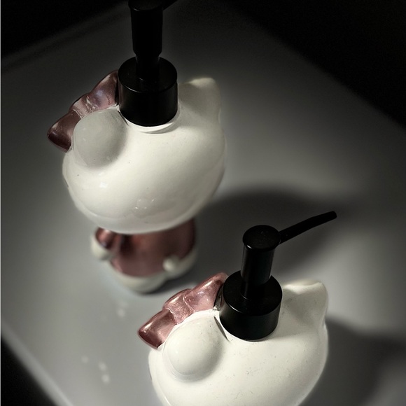 Hello Kitty Rose GoldPINK Hand Soap Dispensers - Picture 5 of 7